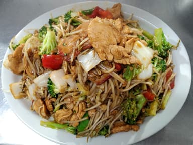 Tallarines con Pollo y Chancho