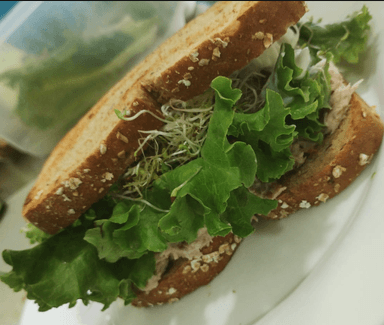 Sandwich de Atún +  Jugo Natural de Zanahoria