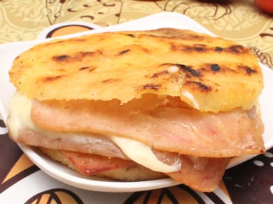 Arepa de Jamón y Queso