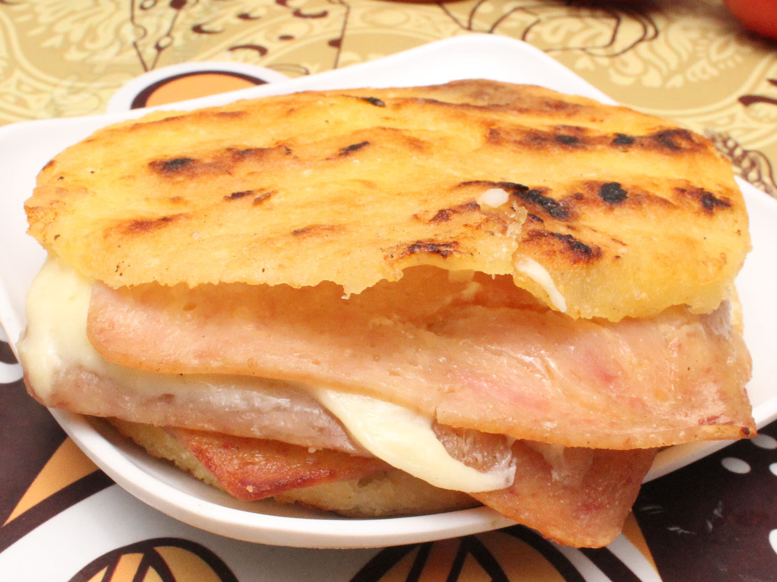 Arepa de Jamón y Queso