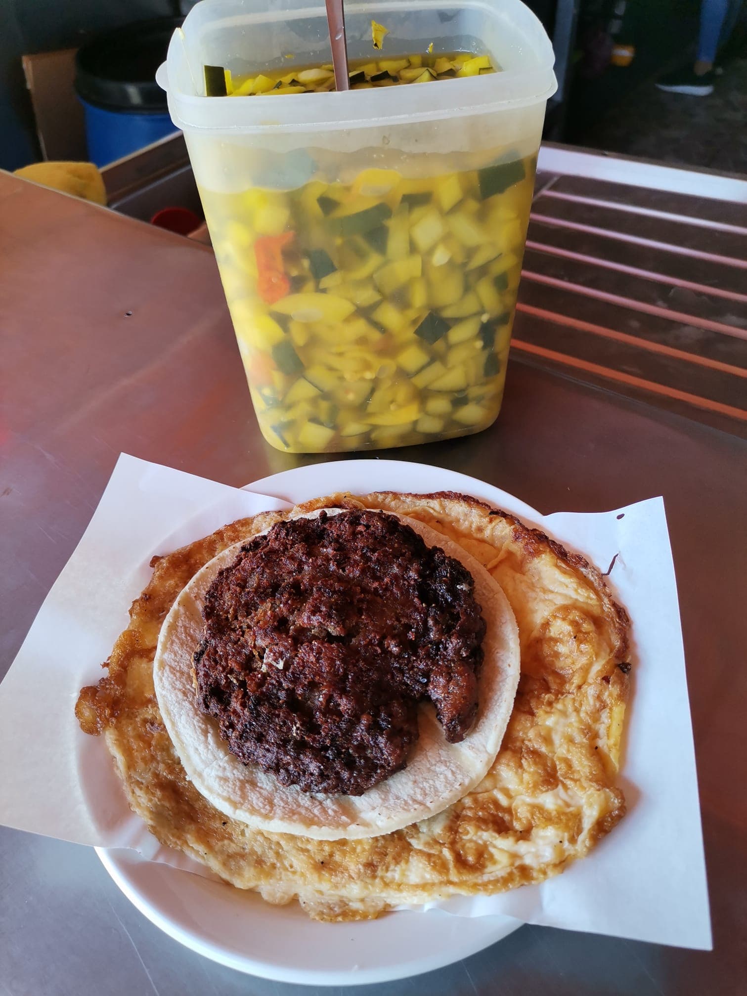 Gallo Doble Huevo y Torta de Carne
