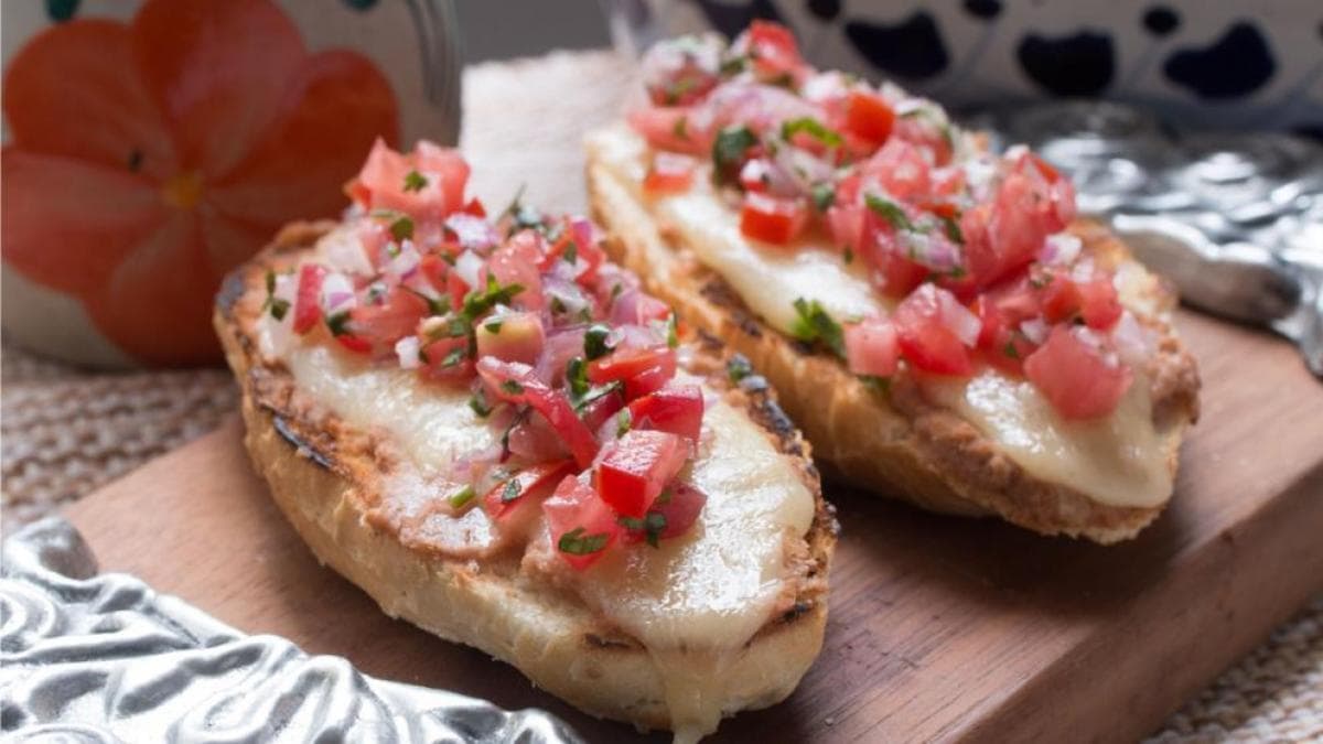 Molletes de Frijol con Panela