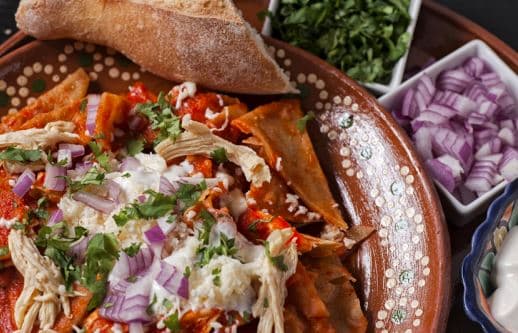 Chilaquiles con Pollo o Huevo