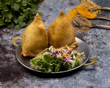 Samosas de papas (dos) + gratis 2 chutney de tamar