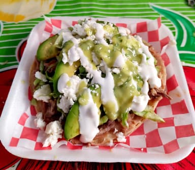 Tostada de Pollo Deshebrado Guisada
