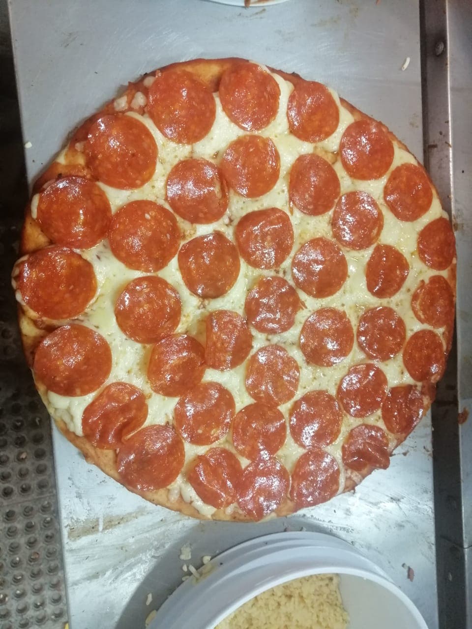 Pizza Gde. de Pepperoni + Pepsi 1.5 Lts
