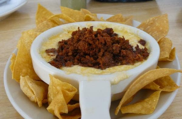 Queso Fundido con Chorizo