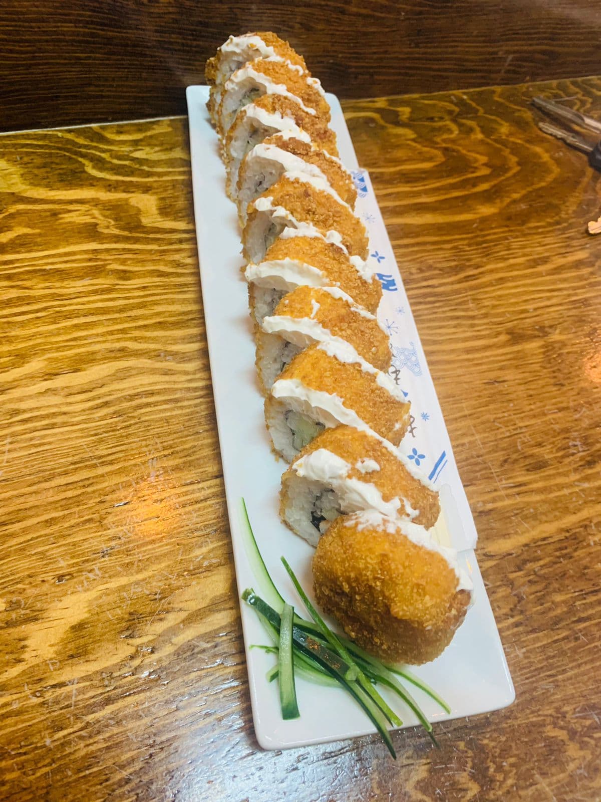 Rollo de Sushi (Mitad 2 Quesos, Mitad EMP) +BEBIDA