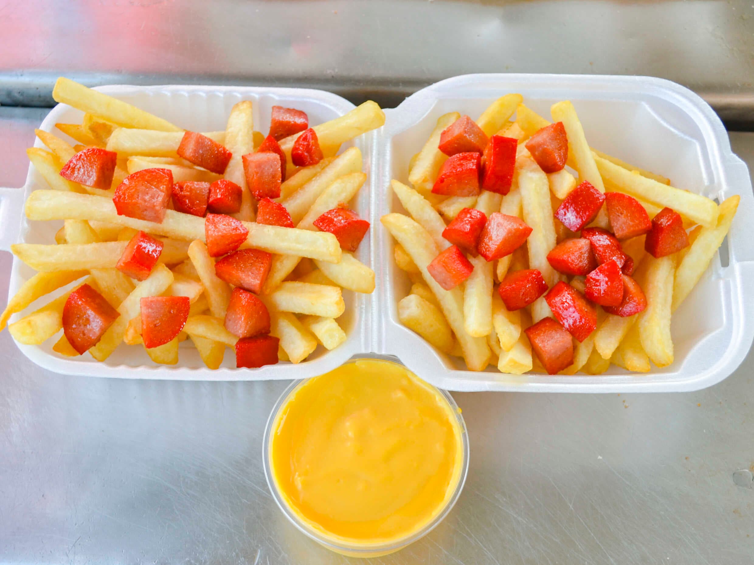 Papas con queso y salchicha