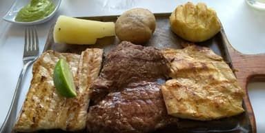 Bandeja de las Tres Carnes + Agua panela con Limón