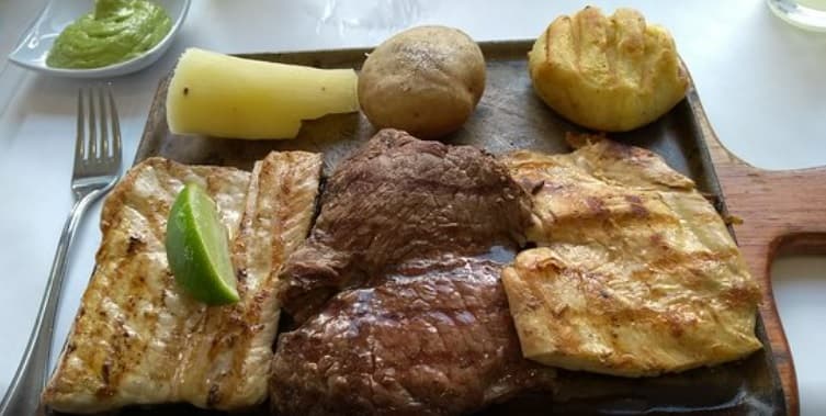 Bandeja de las Tres Carnes + Agua panela con Limón