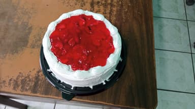 Pastel Redondo de Fresas con Crema