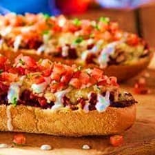 Molletes acompañados de pico de gallo