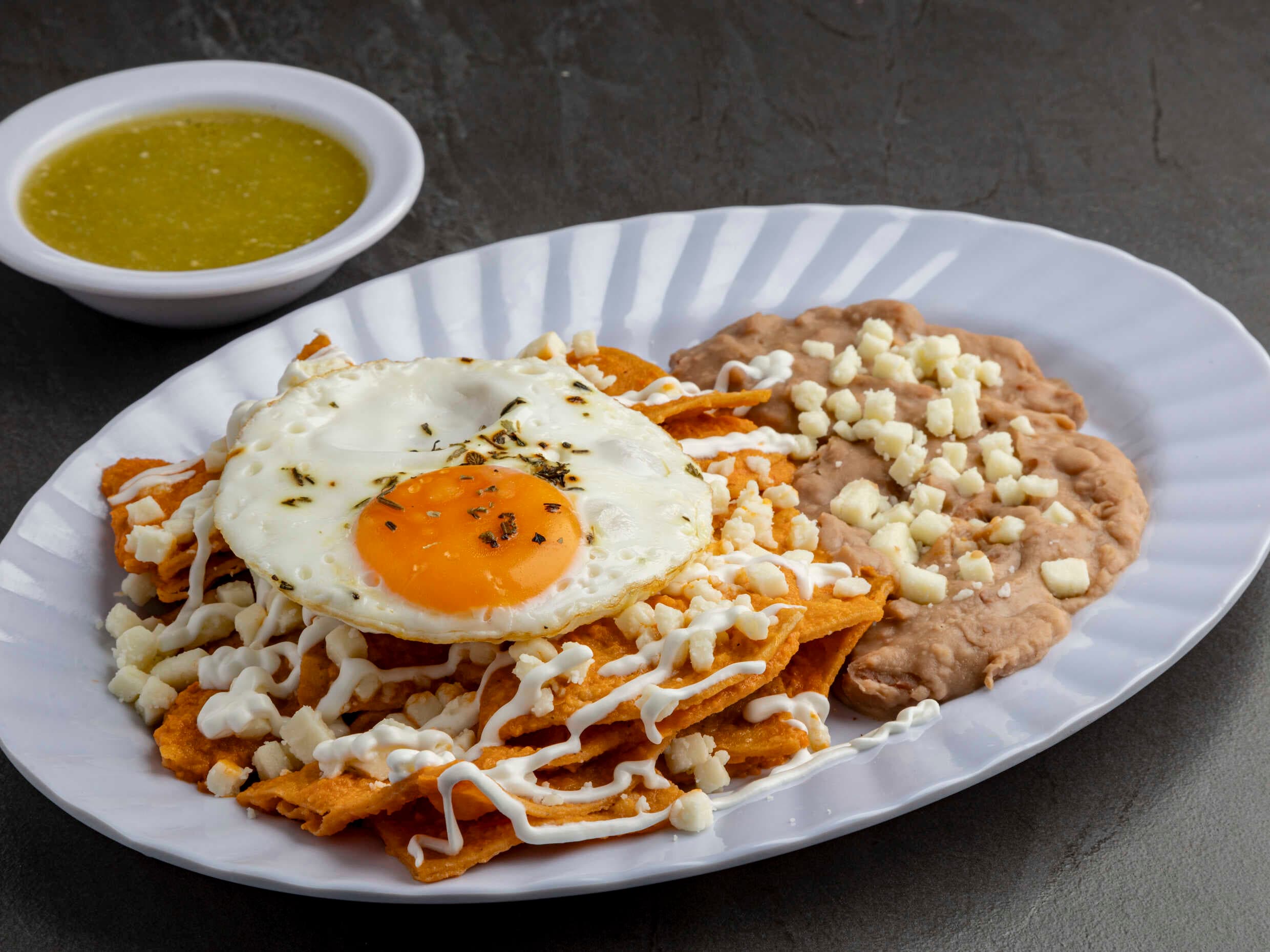 Chilaquiles Rojos con Huevo