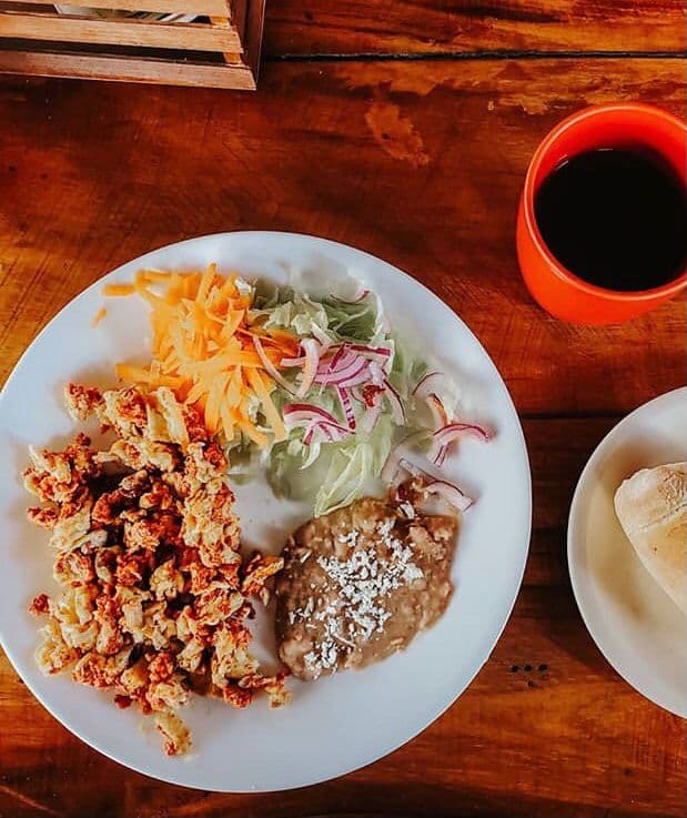 Huevos con chorizo y postre