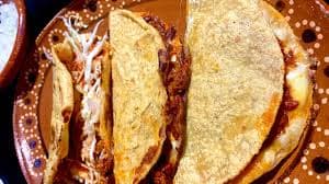 QUESADILLA MONTADA CHICHARRON PEYA