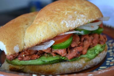 Lonche Pollo Adobado con Aguacate