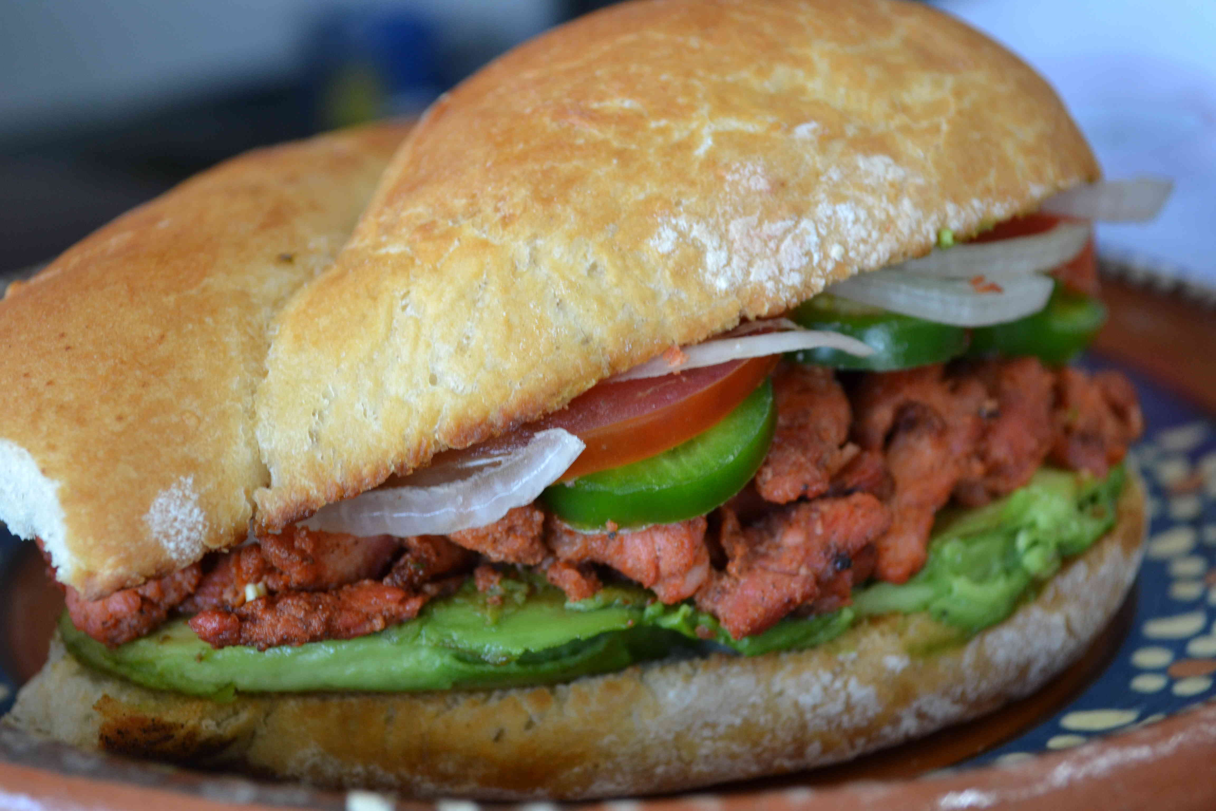 Lonche Pollo Adobado con Aguacate