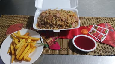 Combo Arroz Chino Super + Papas o Lumpias