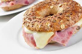 Bagel de Jamón con Queso Crema