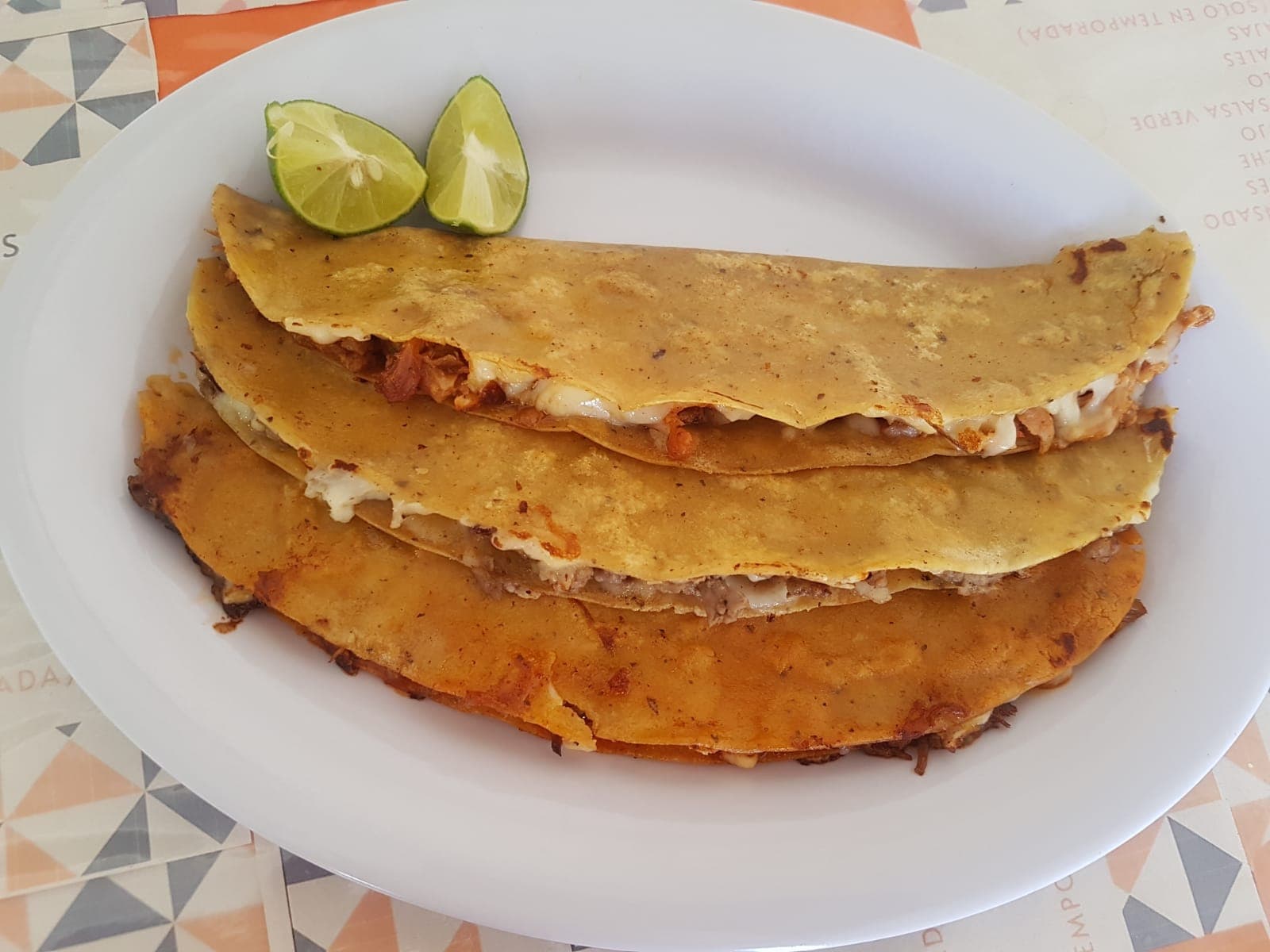 Quesadilla sencilla de chicharrón prensado