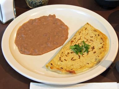 Quesadilla con Guiso (chicharrón o machaca)