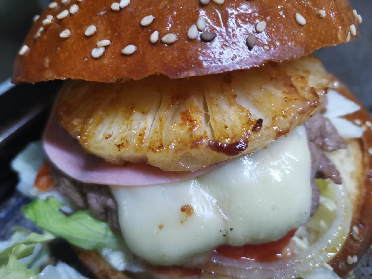 HAMBURGUESA HAWAII CON PIÑA Y TOCINO