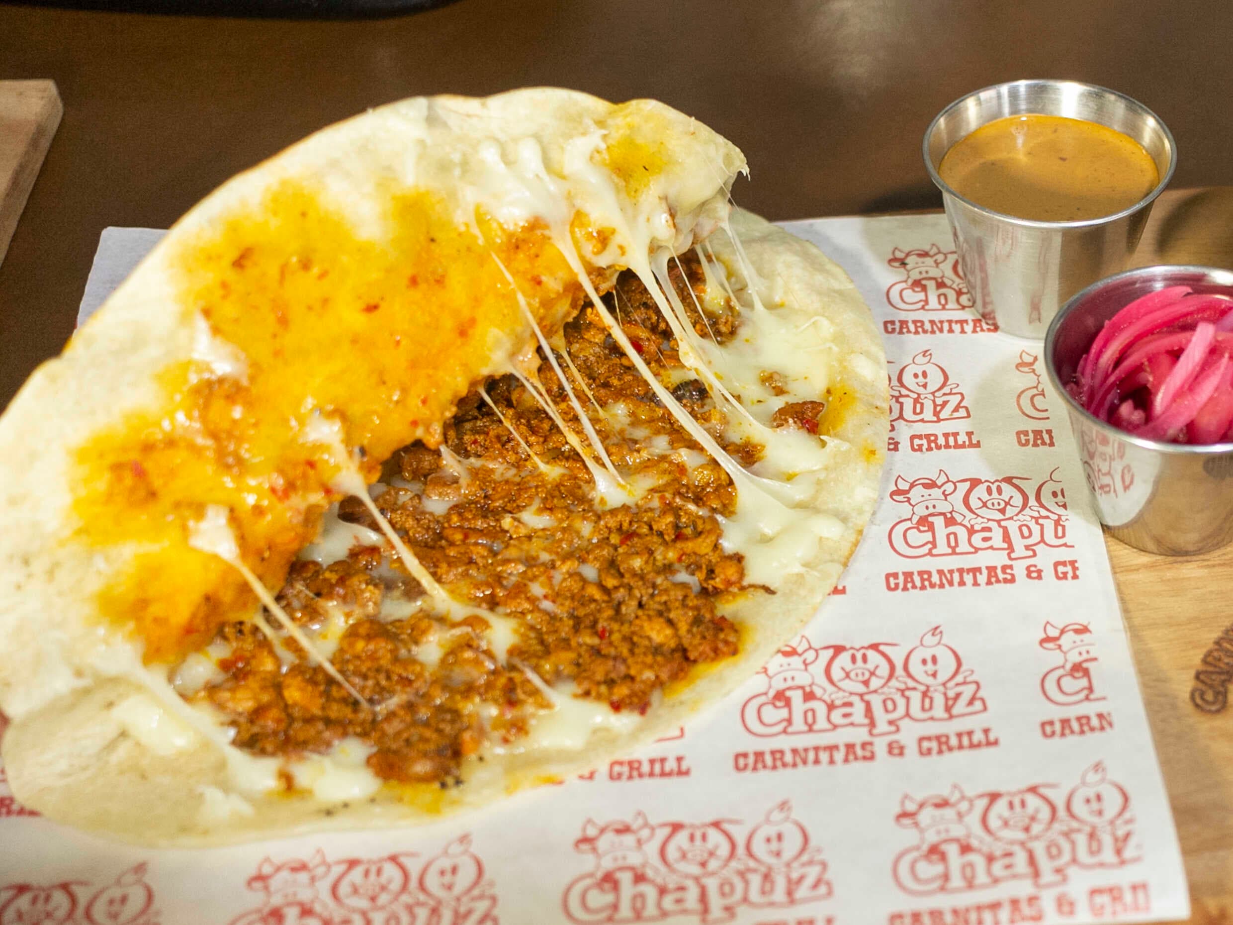 Mega quesadilla Chicharron cachete.