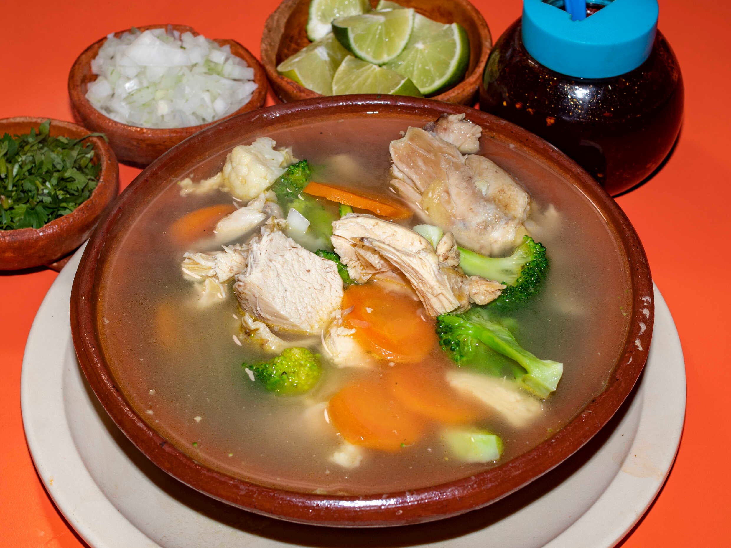 CALDO DE POLLO