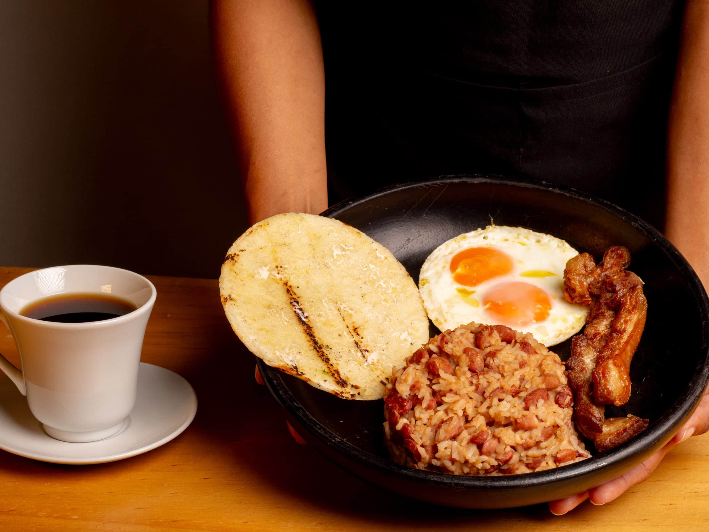 Calentado con Chicharrón y Huevos al Gusto