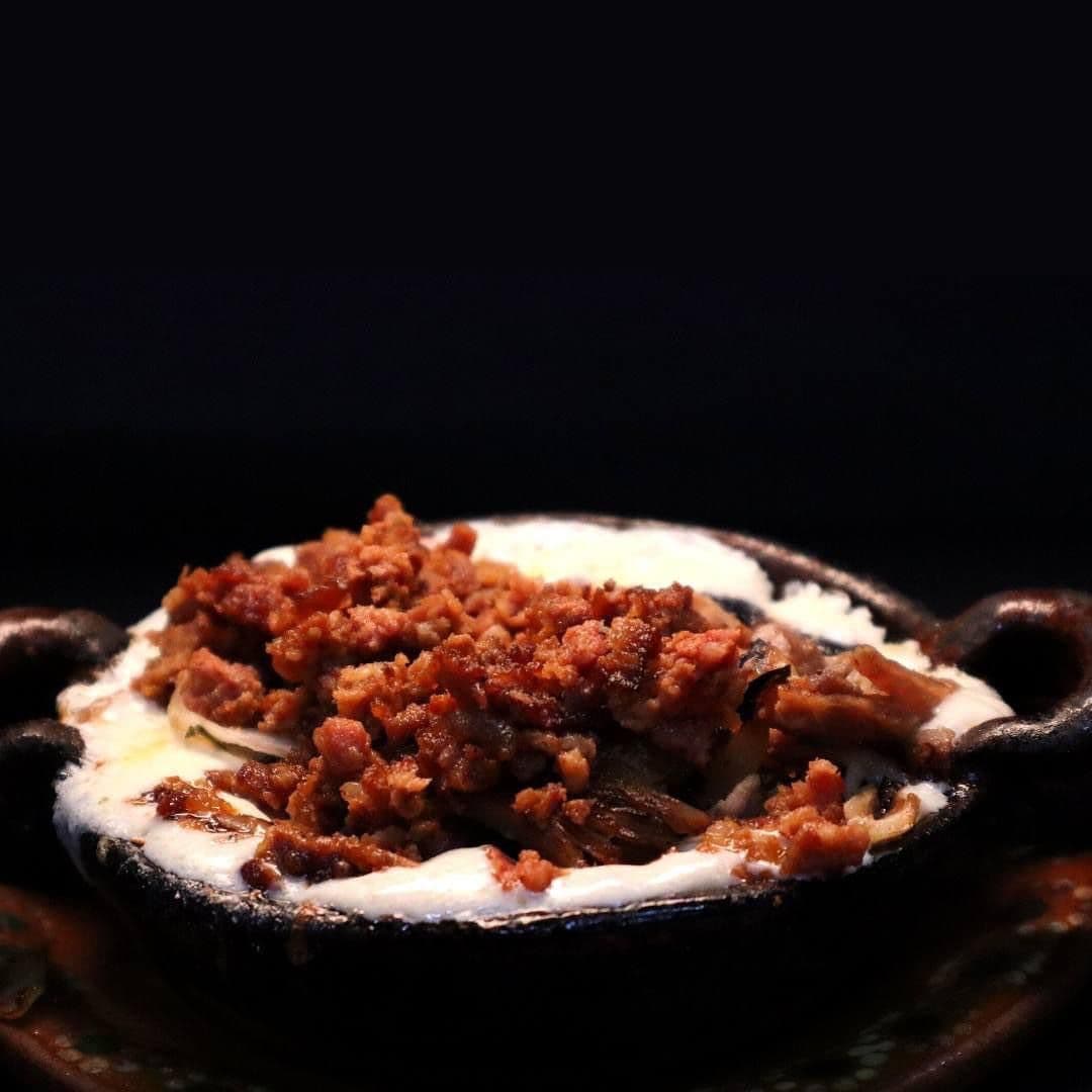 Queso Fundido con Chorizo
