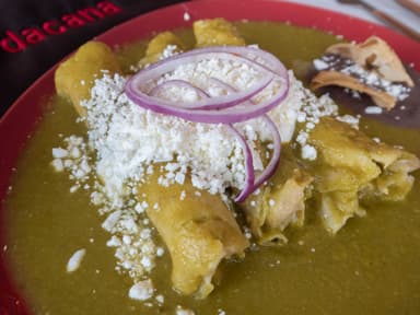 Enchiladas Verdes o Rojas con Pollo