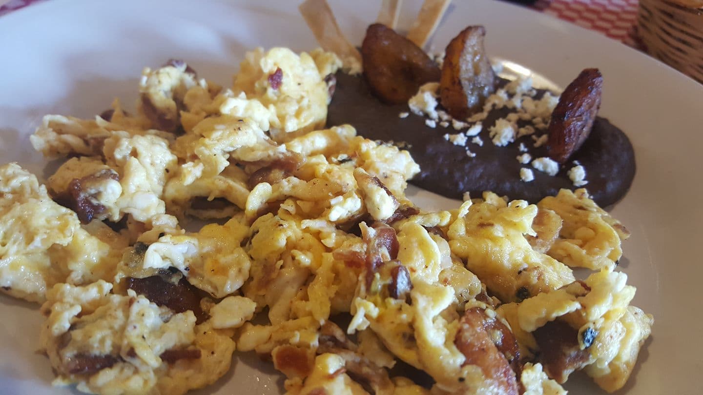 Huevos con Tocino