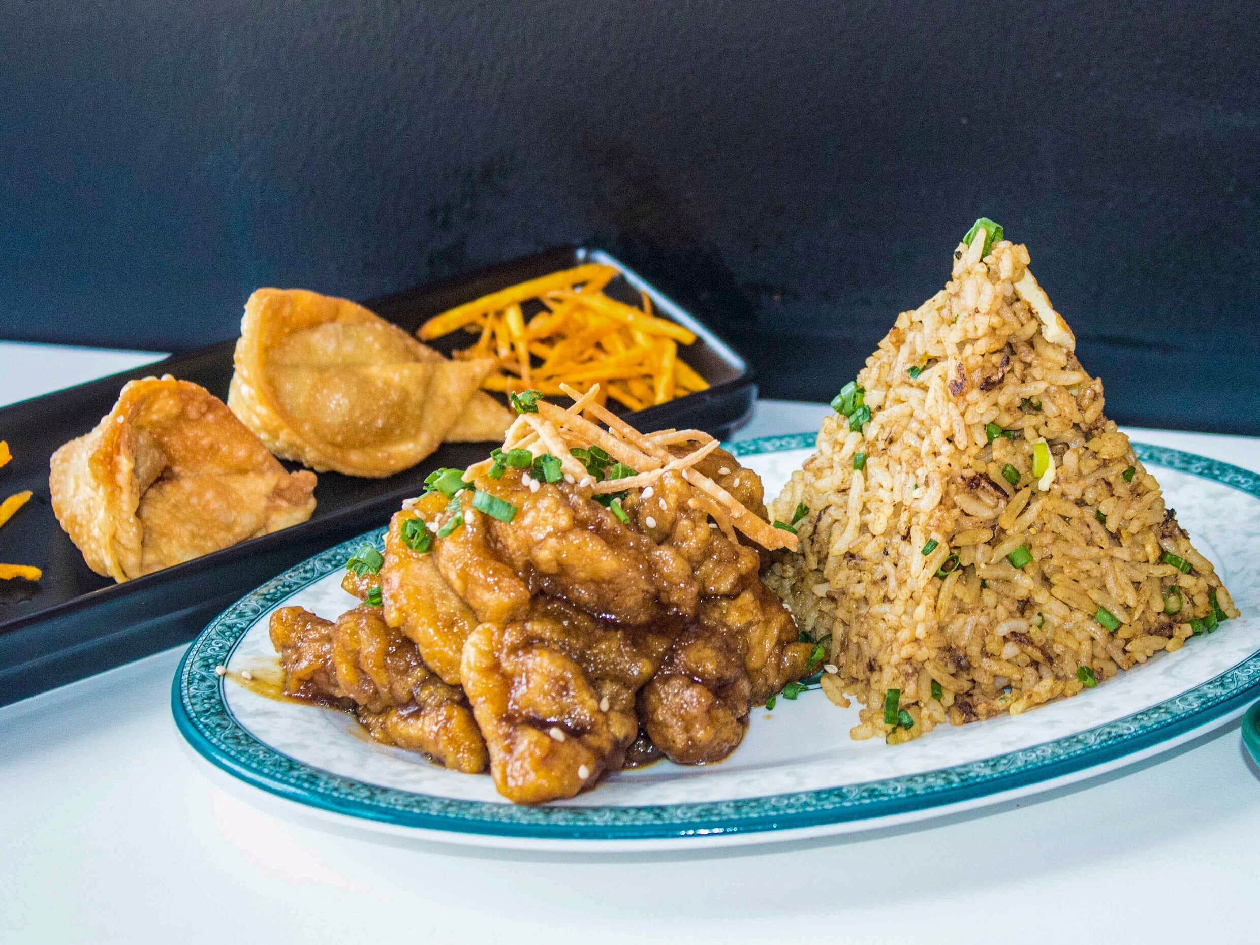 Arroz Chaufa, Chijaukay y 2 Wantanes