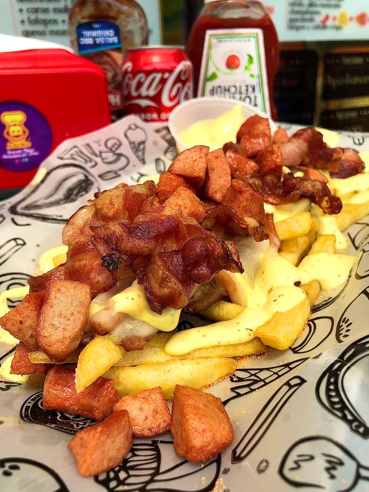 Salchipapa con Tocineta