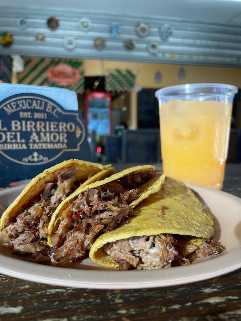 Combo-3 tacos de birria y agua de melón de la casa