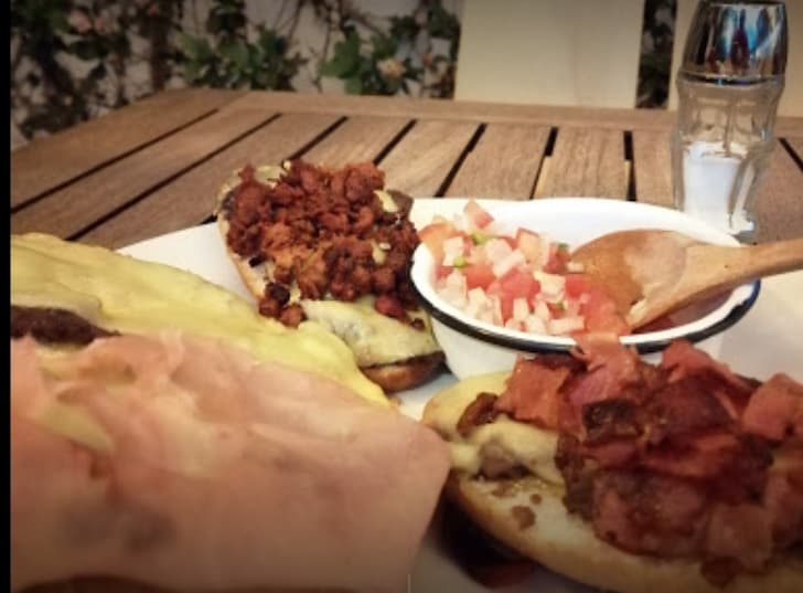 Molletes con Tocino, Jamón o Chorizo