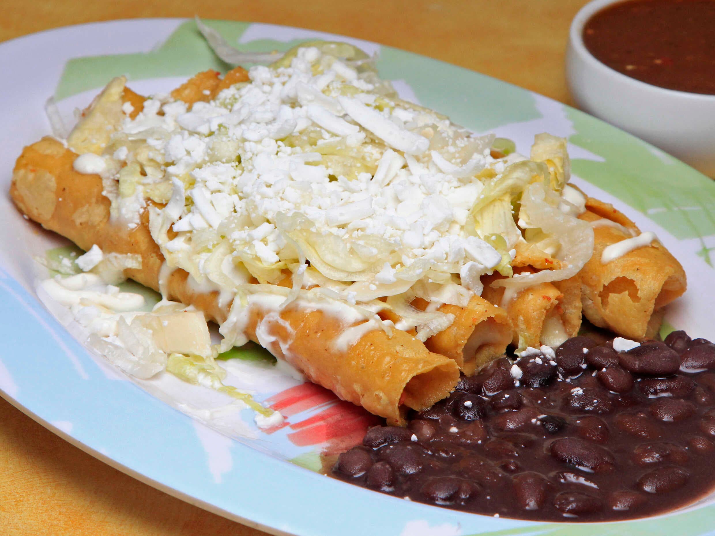 4 Tacos Dorados de Pollo + Agua del Día.