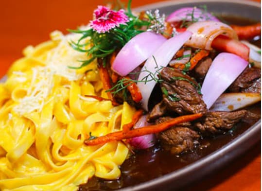 Fettucini a la Huancaína con Lomo Saltado