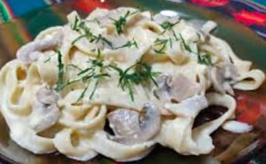 Fetuccino Alfredo con  Champiñon