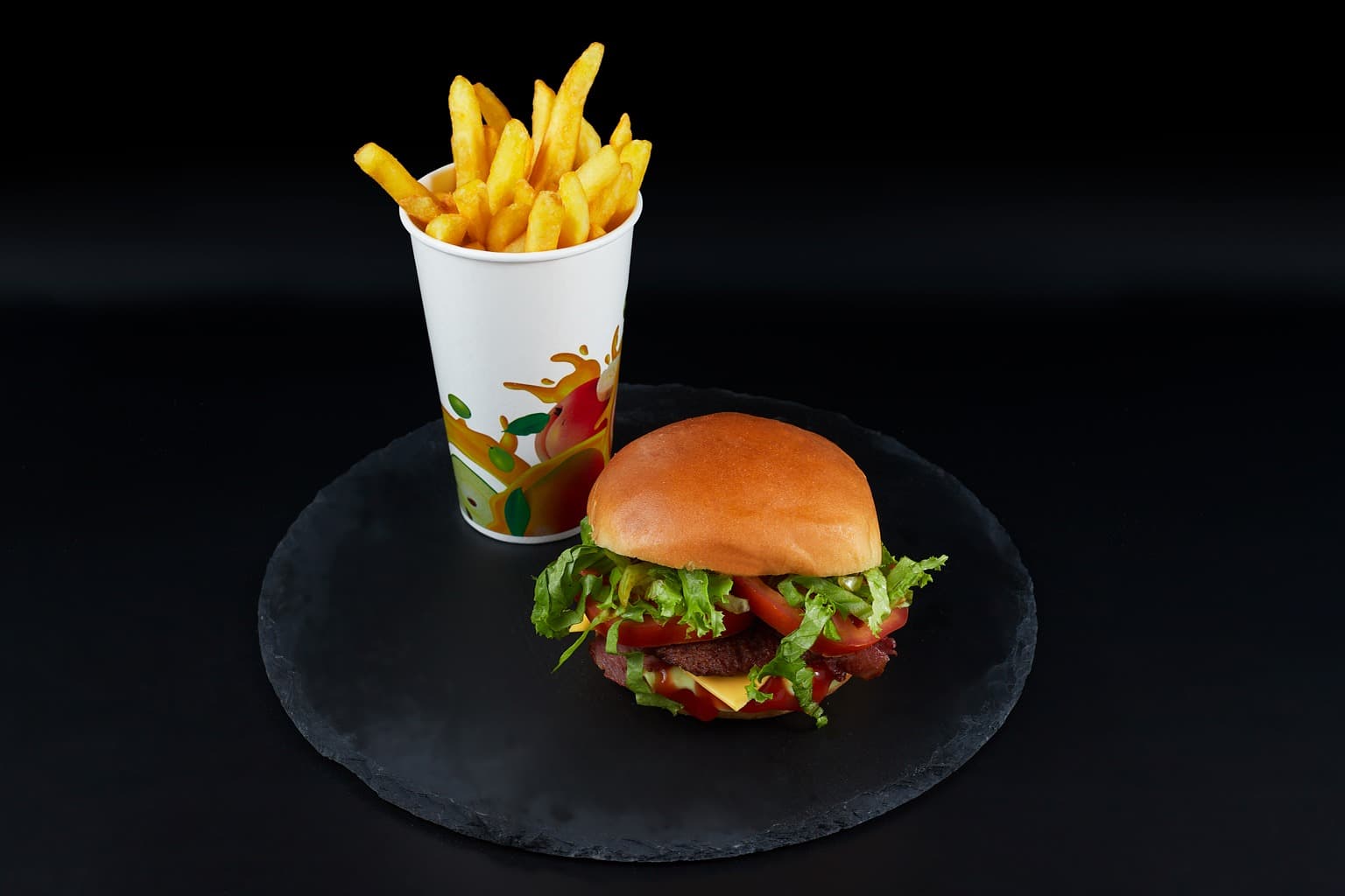 Hamburguesa con Queso y Tocineta + Papas Fritas