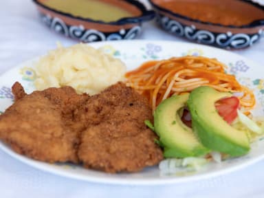 MILANESA D RES EMPANIZADA+2 COMPLEMENTOS+AGUA