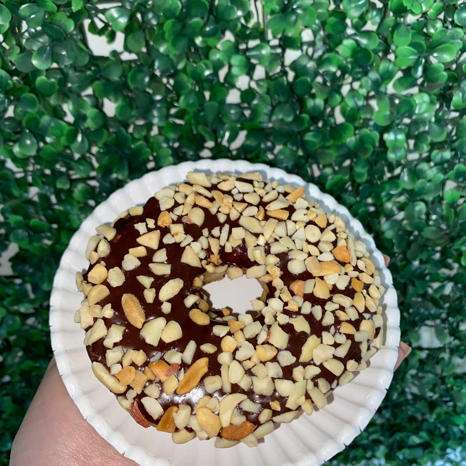 Dona Cubierta de Chocolate con Cacahuate