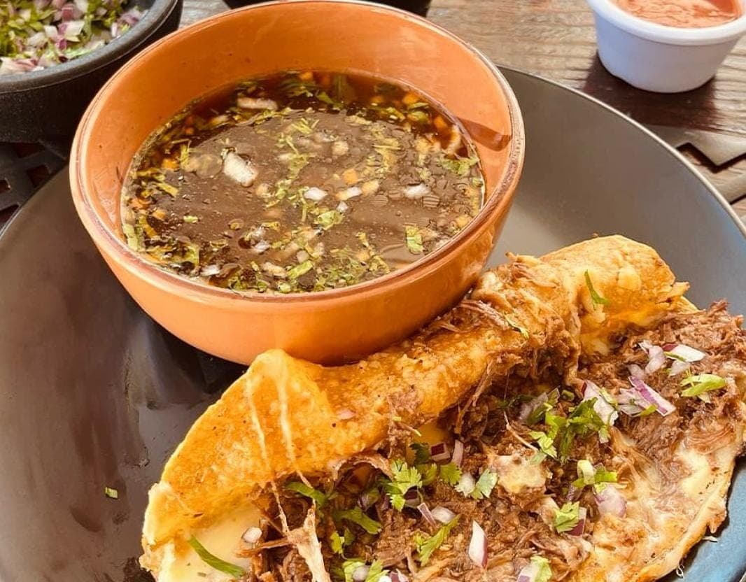 Quesabirria - Quesadisca - Quesacarnitas + CONSOME