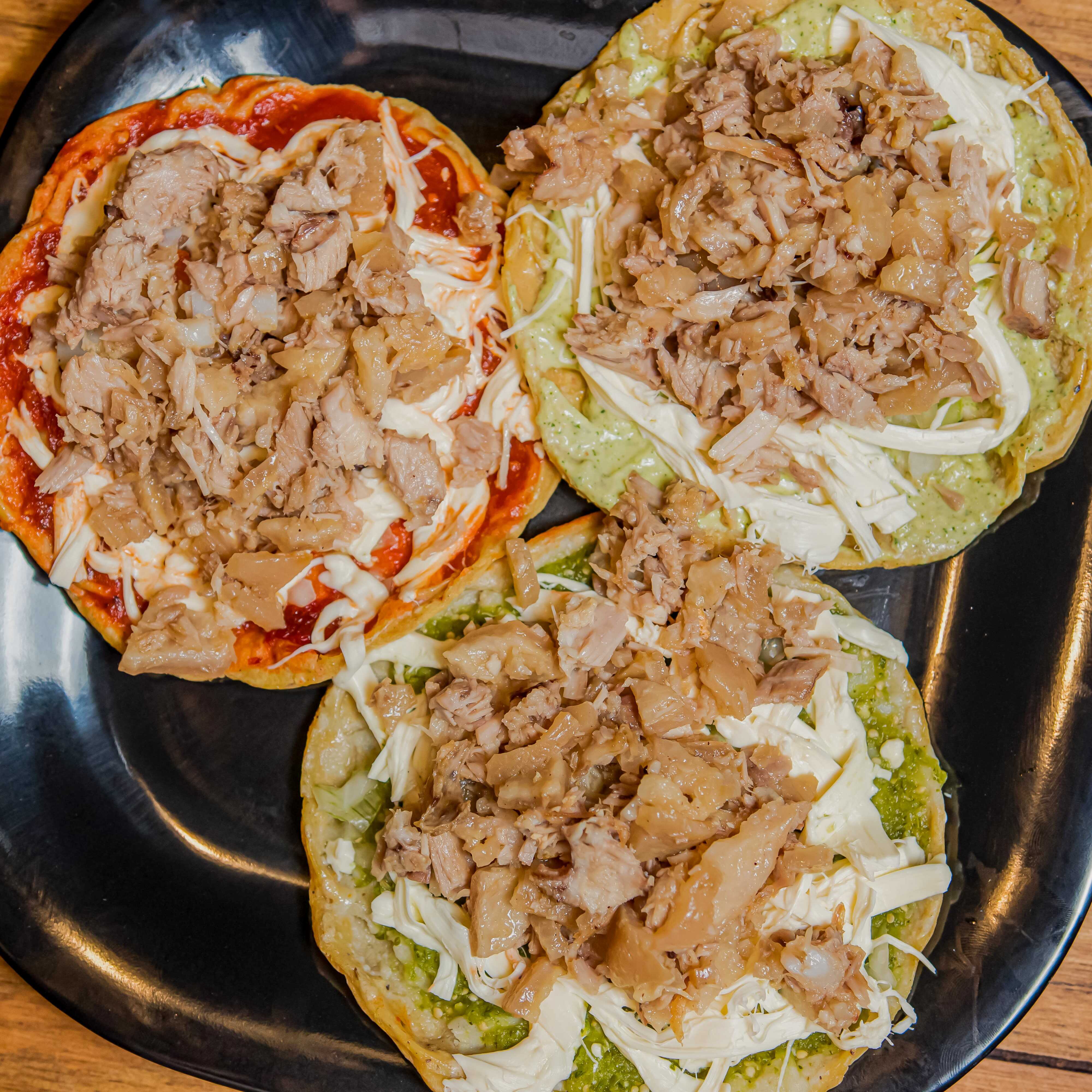 Picaditas con Carnitas