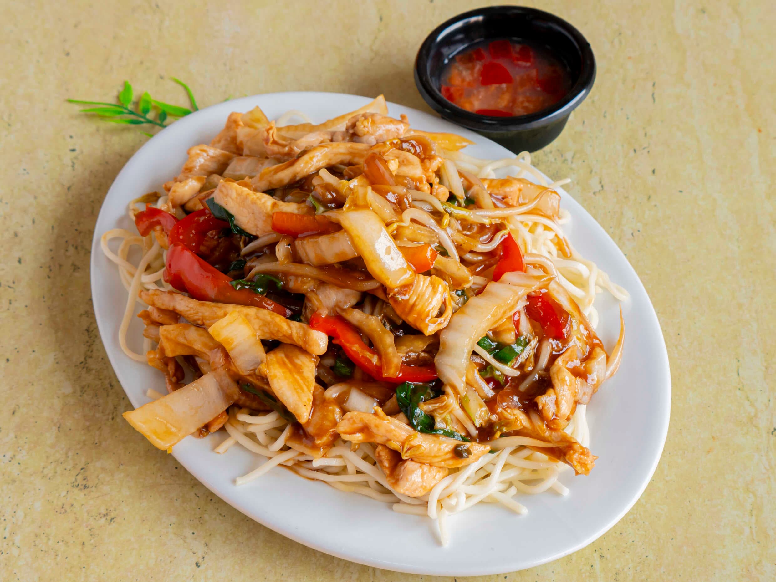 Tallarín con Pollo en Trozos