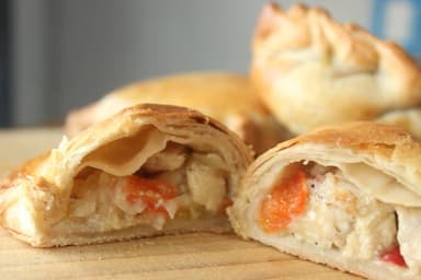 2 Empanadas de Pollo + 1 de Champiñones + Agua