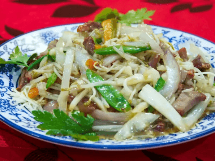 Tallarín Saltado con Chancho Asado