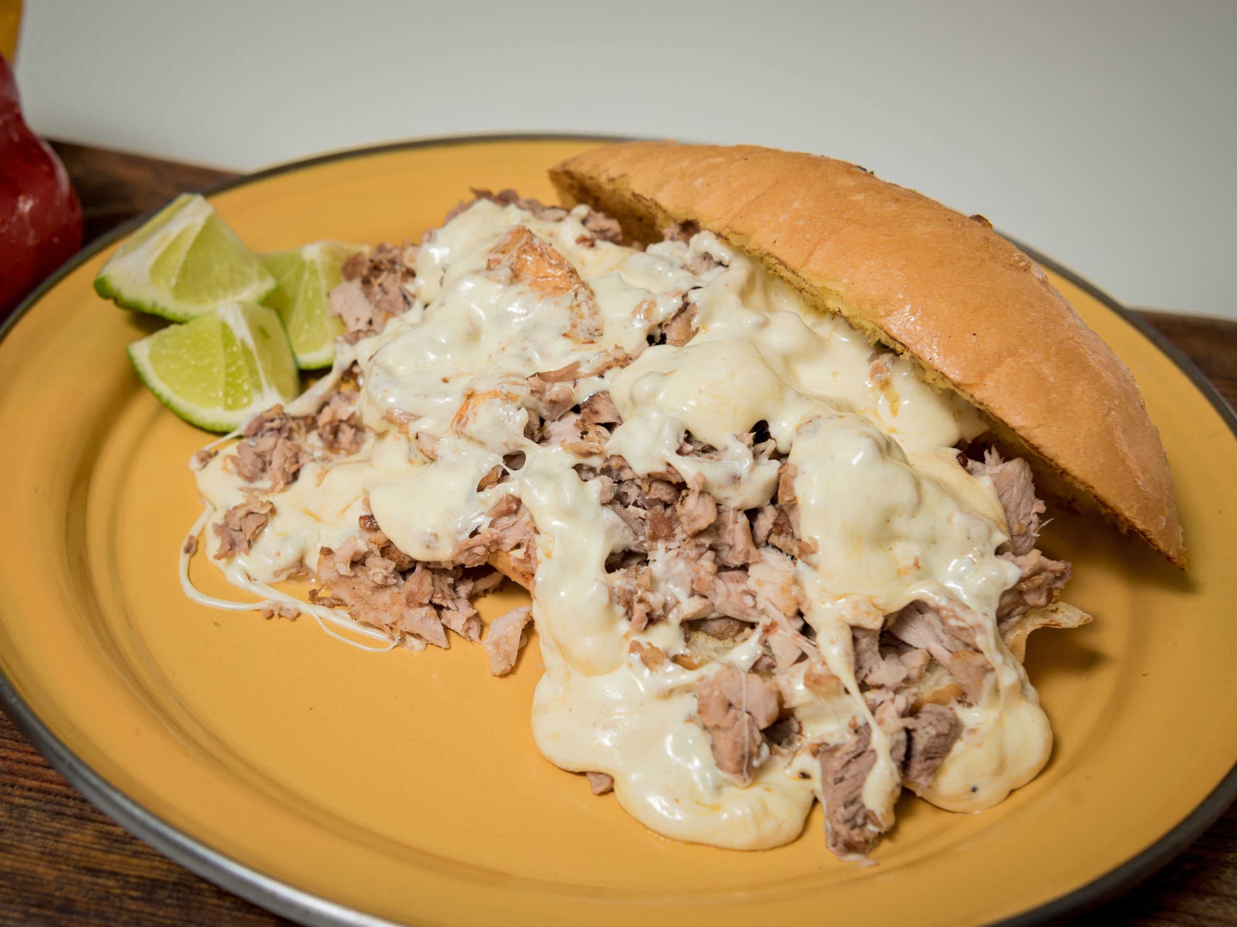 Tortas con chicharrón queso