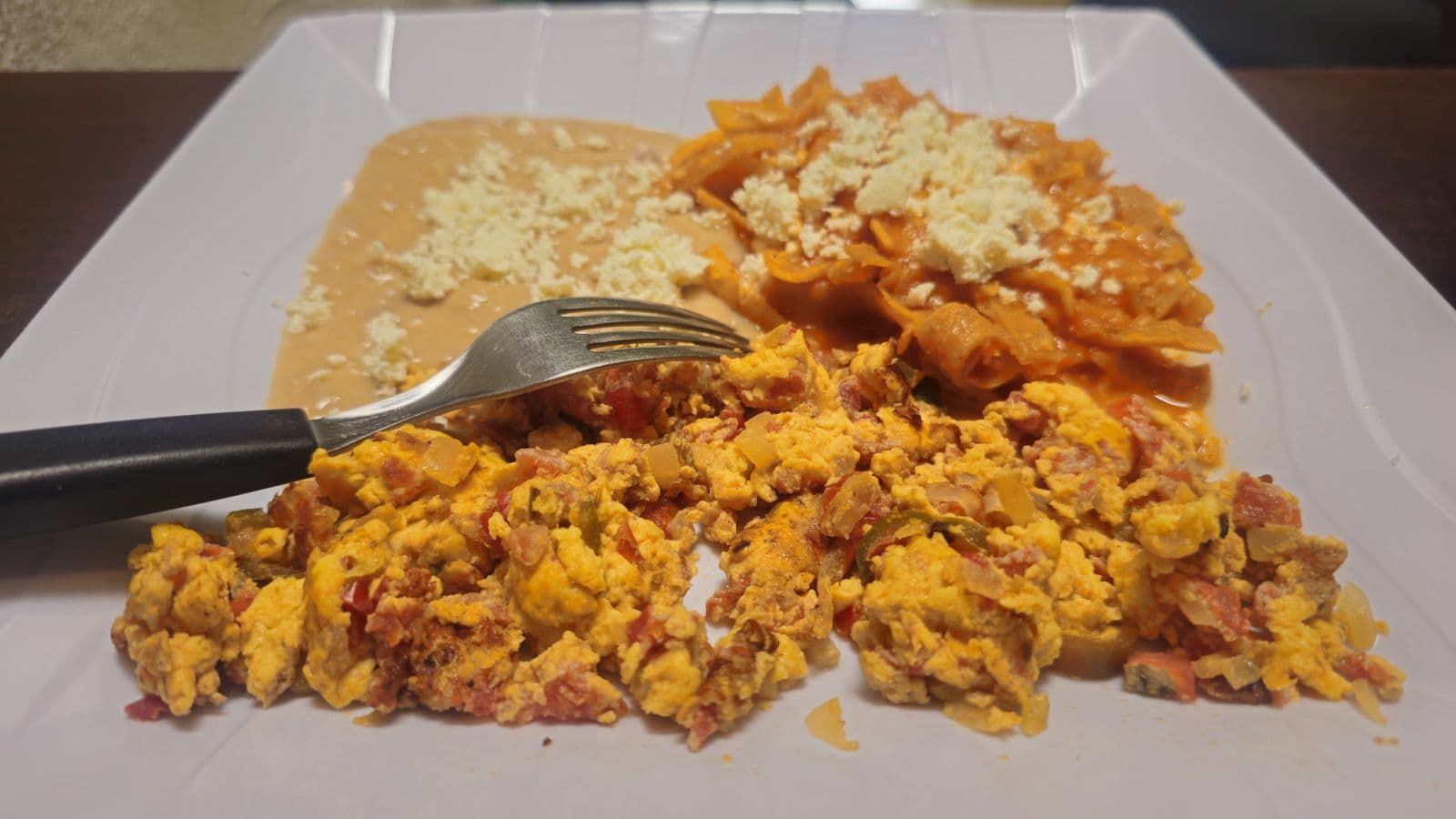 Huevos al Gusto con Chilaquiles y Frijoles